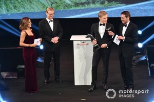 Ott Tanak recibe el premio al Piloto de Rally del Año