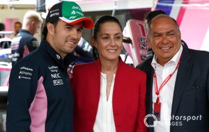 Sergio Perez, Racing Point, Claudia Sheinbaum, Alcaldesa de la Ciudad de México y Antonio Pérez Garibay en el garaje de Racing Point