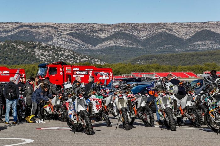 Verificaciones en Paul Ricard antes del embarque del Dakar 2020