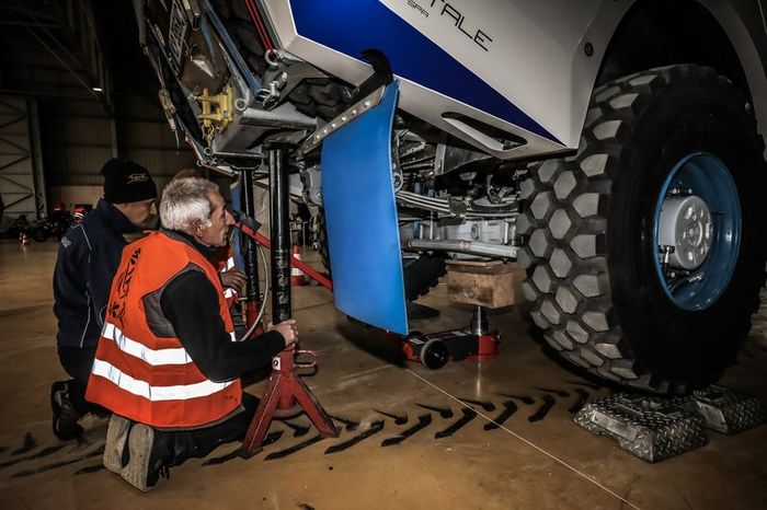 Verificaciones en Paul Ricard antes del embarque del Dakar 2020
