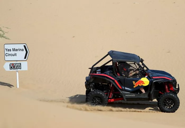 Max Verstappen, Alexander Albon, Red Bull Racing, Red Bull Desert Racing en Skydive Dubai