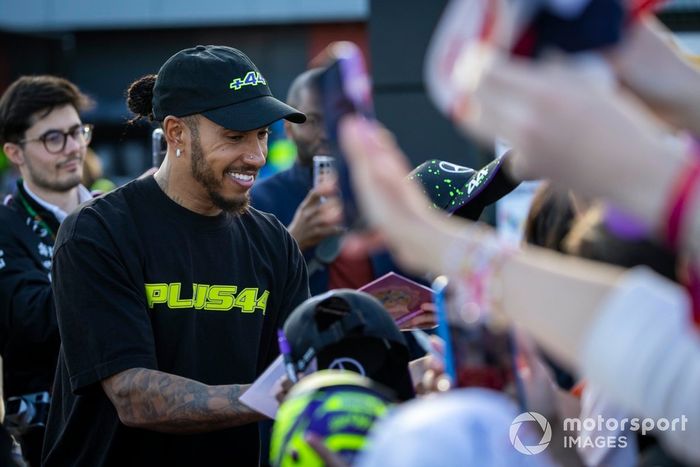 Lewis Hamilton, del equipo Mercedes-AMG F1, firma autógrafos para los aficionados