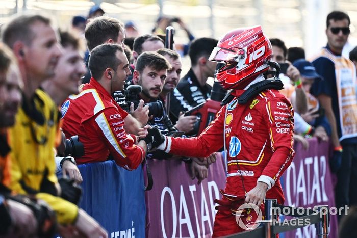 Charles Leclerc, Scuderia Ferrari, 2ª posición, celebra en Parc Ferme 