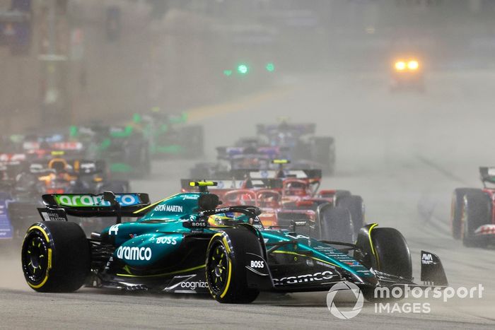 Fernando Alonso, Aston Martin AMR24, Charles Leclerc, Ferrari SF-24, Carlos Sainz, Ferrari SF-24, Yuki Tsunoda, RB F1 Team VCARB 01, el resto de la parrilla en la salida.