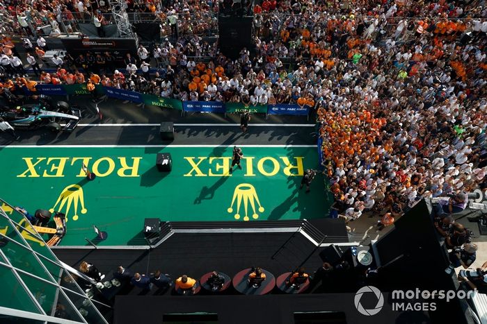 Lando Norris, McLaren F1 Team, 2ª posición, Oscar Piastri, McLaren F1 Team, 1ª posición, Lewis Hamilton, Mercedes-AMG F1 Team, 3ª posición, en el podio.