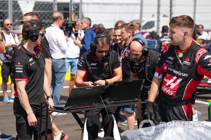 Los mecánicos de Haas F1 Team en la parrilla