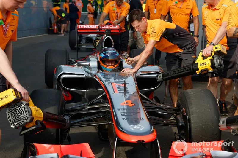Zak Brown, PDG de McLaren Racing, au volant de la McLaren MP4-27, victorieuse du championnat, pour la démonstration de voitures historiques de F1.
