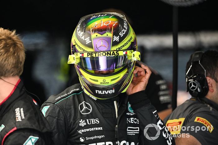 Lewis Hamilton, Mercedes-AMG F1 Team, na garagem da equipa