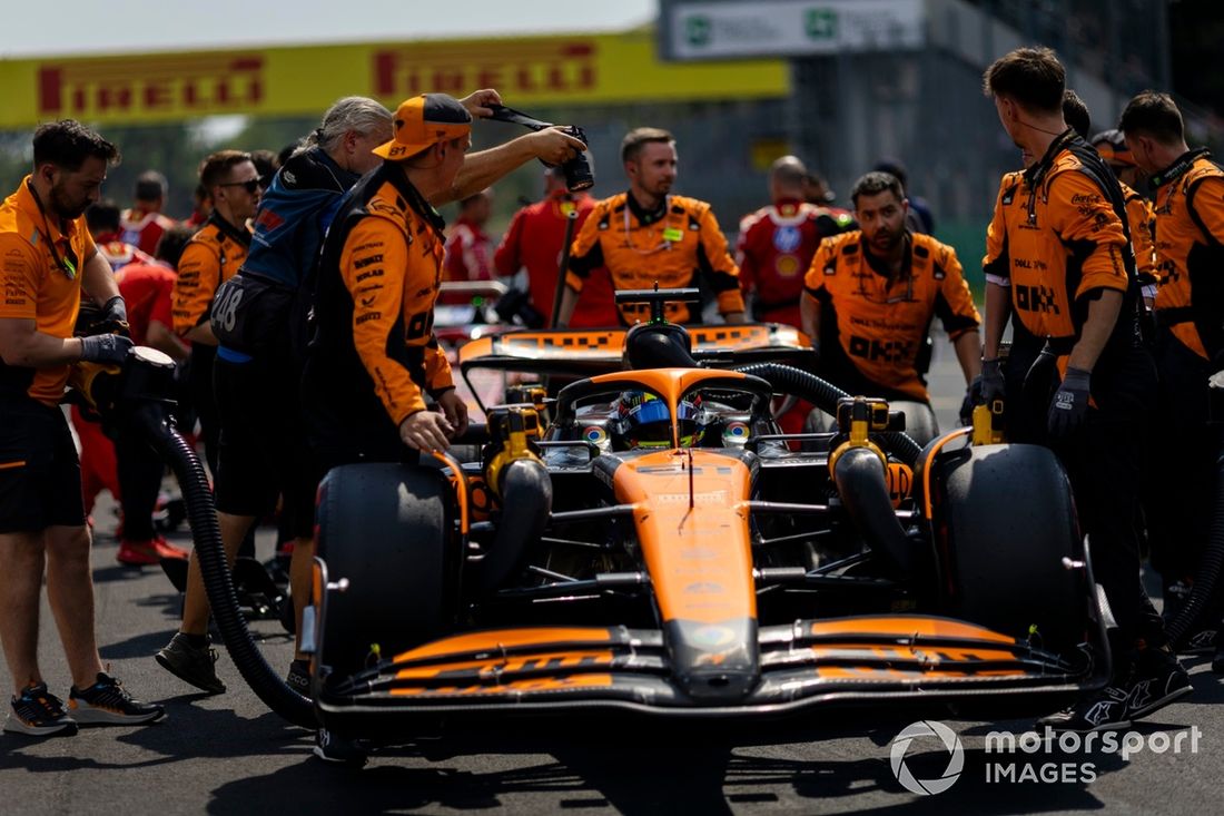 Os mecânicos empurram Oscar Piastri, McLaren MCL38, para o seu lugar na grelha