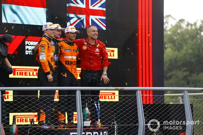 Oscar Piastri, McLaren F1 Team, 2ª posición, Charles Leclerc, Scuderia Ferrari, 1ª posición, Lando Norris, McLaren F1 Team, 3ª posición, el delegado del trofeo Ferrari en el podio.