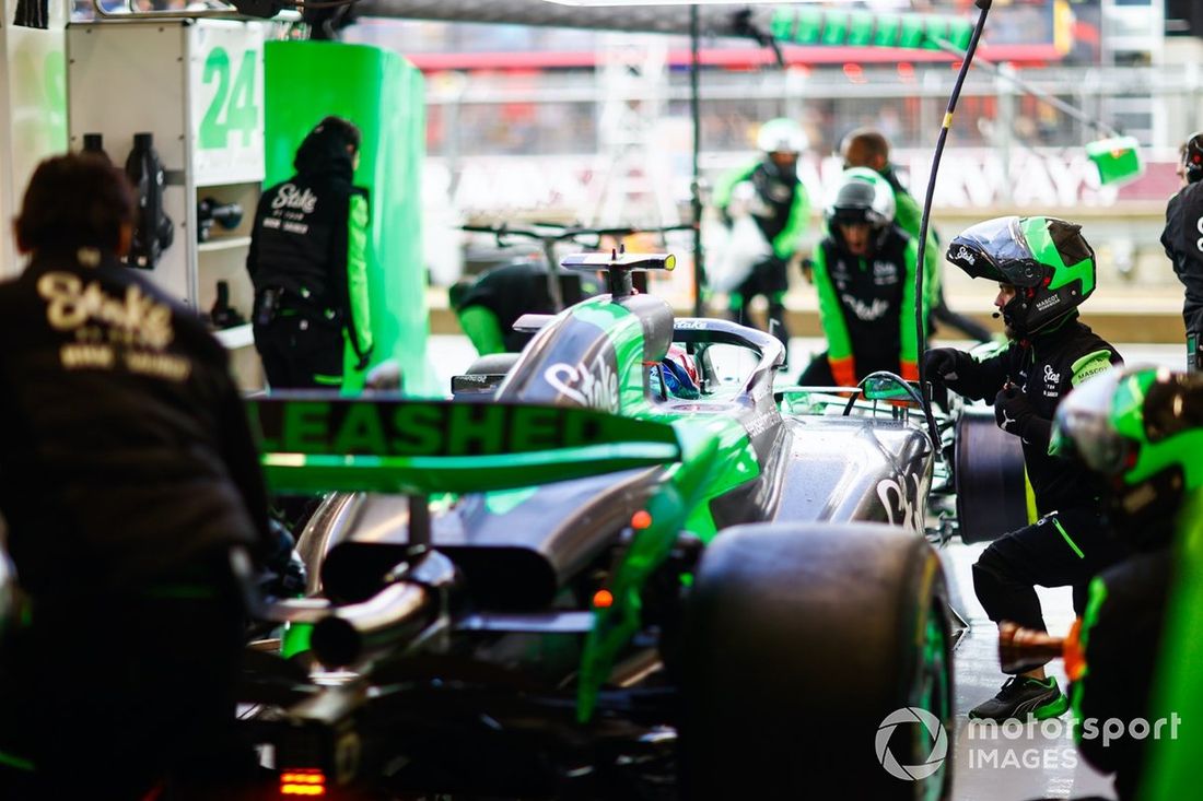 Zhou Guanyu, Stake F1 Team Kick Sauber C44, w garażu