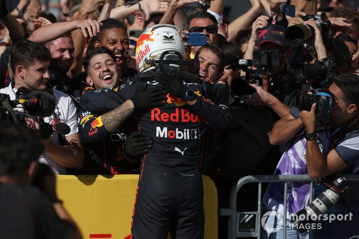 Max Verstappen, Red Bull Racing, 1ª posición, celebra con su equipo en el Parc Ferme