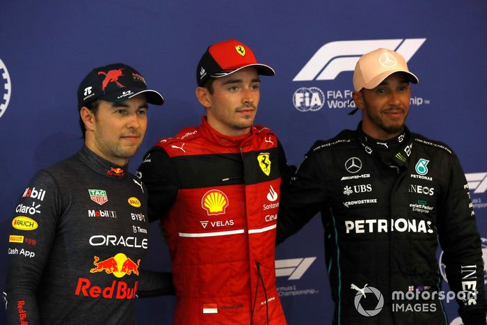 Los tres primeros clasificados: segundo Sergio Pérez, Red Bull Racing, el ganador pole Charles Leclerc, Ferrari, tercero Lewis Hamilton, Mercedes AMG