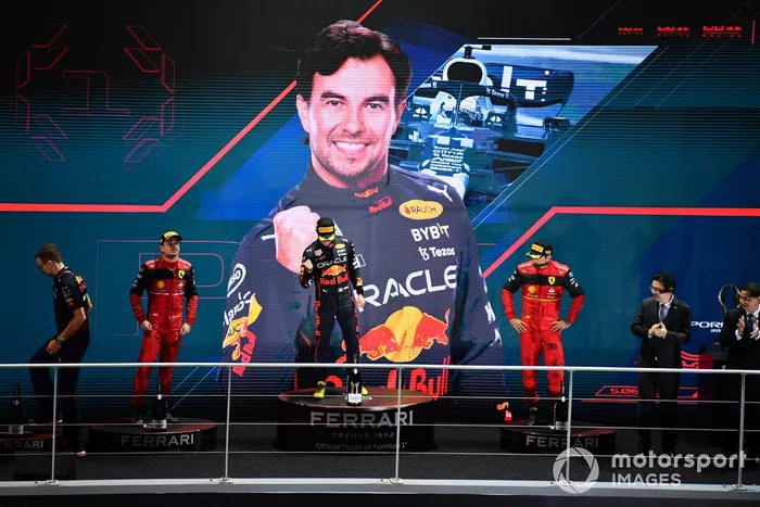 Podio: segundo lugar Charles Leclerc, Ferrari, ganador Sergio Pérez, Red Bull Racing, tercer lugar  Carlos Sainz, Ferrari