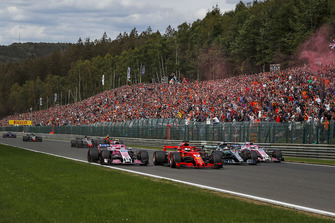 Esteban Ocon, Racing Point Force India VJM11, Sebastian Vettel, Ferrari SF71H, Lewis Hamilton, Mercedes AMG F1 W09 and Sergio Perez, Racing Point Force India VJM11 battle on lap one