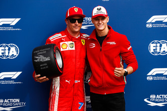 Mick Schumacher presenta a Kimi Raikkonen, Ferrari, con el premio Pirelli Pole Position