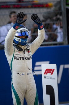 Valtteri Bottas, Mercedes AMG F1 fête sa pole position dans le Parc Fermé
