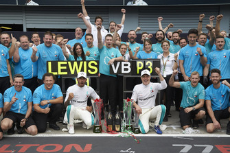 Lewis Hamilton, Mercedes AMG F1, Valtteri Bottas, Mercedes AMG F1, et le reste de l'équipe, dont Toto Wolff, directeur exécutif de Mercedes AMG, fêtent la victoire