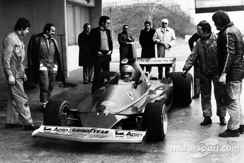 Nikki Lauda tests the Ferrari 312T for the first time as Clay Regazzoni, Mauro Forghieri, Enzo Ferrari and Ermanno Cupghi look on
