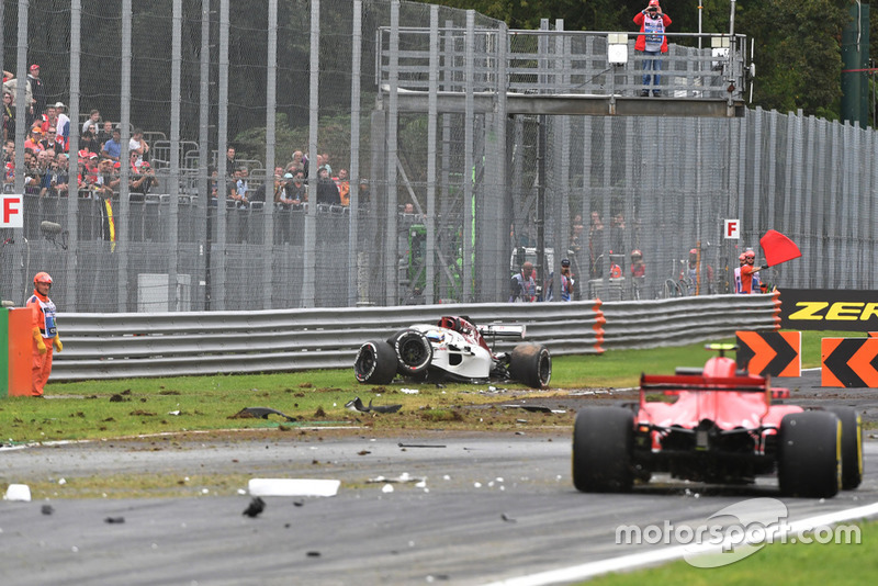 Les commissaires et la voiture accidentée de Marcus Ericsson, Alfa Romeo Sauber C37 après son crash en essais libres 2