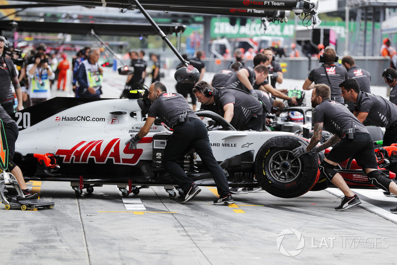 Kevin Magnussen, Haas F1 Team VF-18, pits