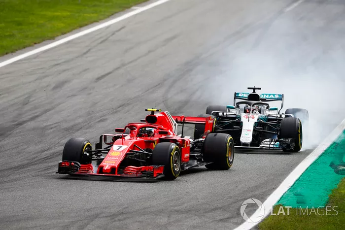 Kimi Raikkonen, Ferrari SF71H, y Lewis Hamilton, Mercedes AMG F1 W09