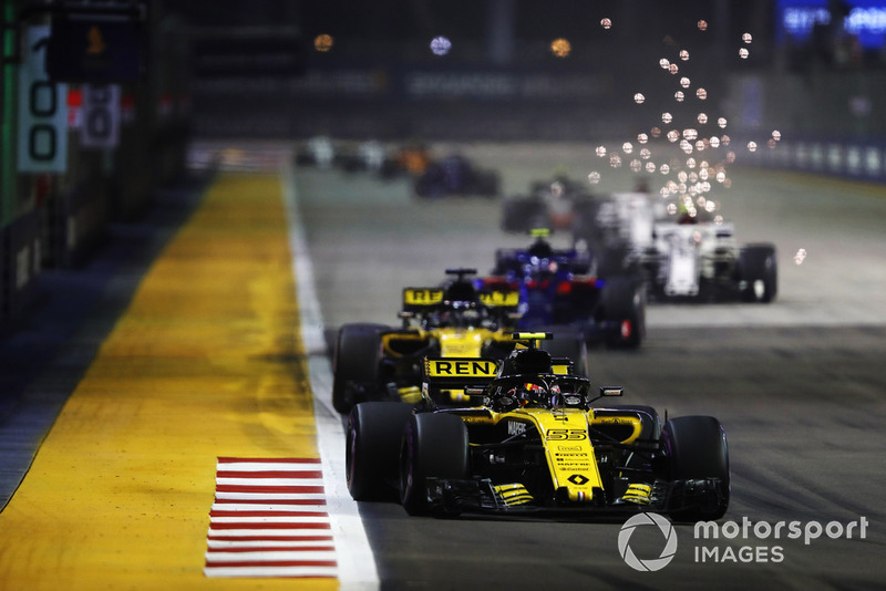 Carlos Sainz Jr., Renault Sport F1 Team R.S. 18, leads Nico Hulkenberg, Renault Sport F1 Team R.S. 18, Brendon Hartley, Toro Rosso STR13 Honda, and Marcus Ericsson, Alfa Romeo Sauber C37