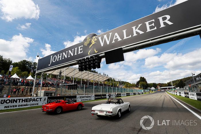 Lewis Hamilton, Mercedes AMG F1, en un Mercedes 230SL, y Sebastian Vettel, Ferrari, en un Ferrari Dino 246 GTS en el drivers parade
