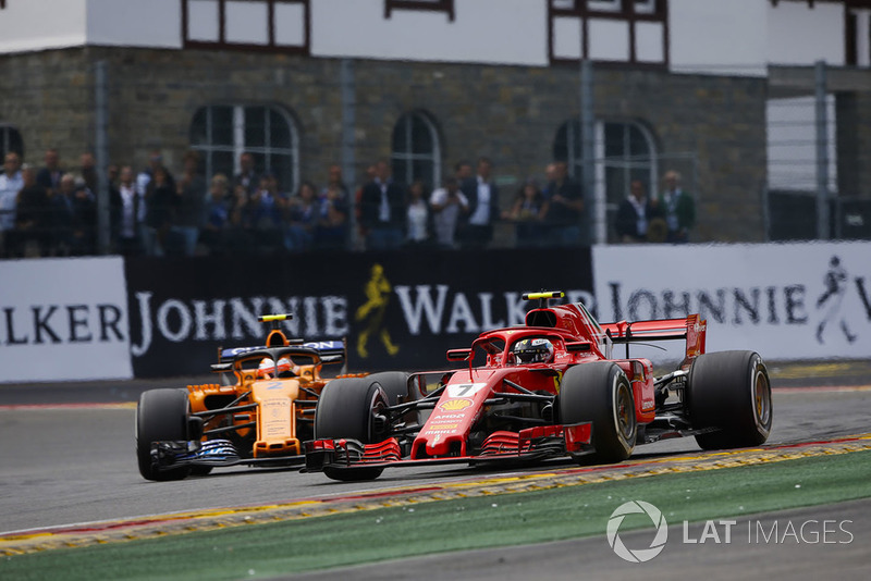 Kimi Raikkonen, Ferrari SF71H, y Stoffel Vandoorne, McLaren MCL33