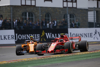 Kimi Raikkonen, Ferrari SF71H ve Stoffel Vandoorne, McLaren MCL33
