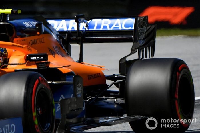 Detalle de la cubierta motor del McLaren MCL35
