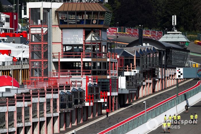 El equipo de Aston Martin Racing caminan por el circuito