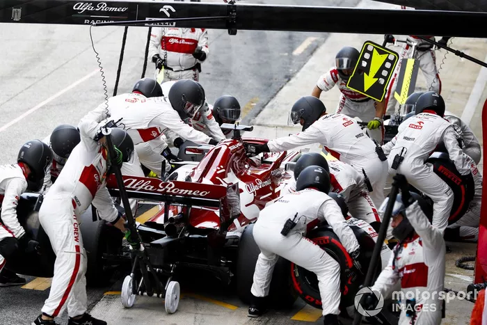 Kimi Raikkonen, Alfa Romeo Racing C39, ai box