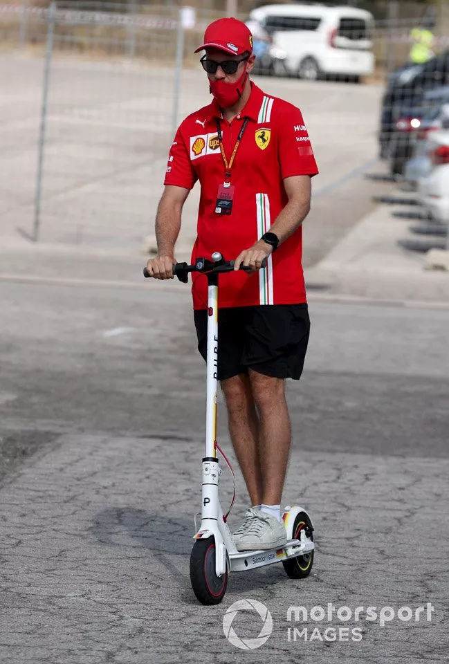 Sebastian Vettel, Ferrari en un scooter