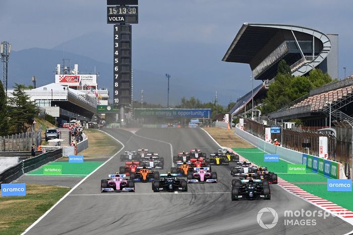 Arrancada Lewis Hamilton, Mercedes F1 W11 , leads Valtteri Bottas, Mercedes F1 W11 , Max Verstappen, Red Bull Racing RB16, Lance Stroll, Racing Point RP20, Sergio Pérez, Racing Point RP20