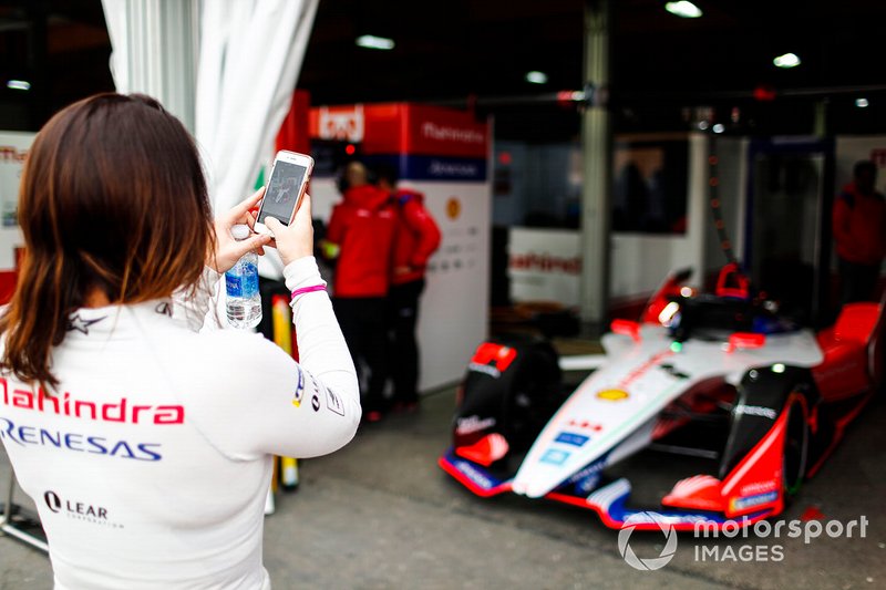 Katherine Legge, Mahindra Racing, prend une photo de sa voiture dans le garage
