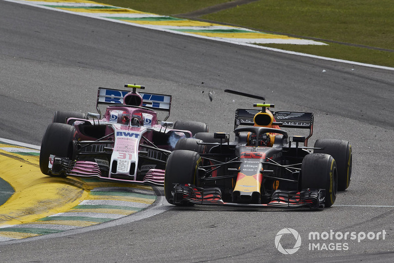 Max Verstappen, Red Bull Racing RB14 y Esteban Ocon, Racing Point Force India VJM11, hacen contacto