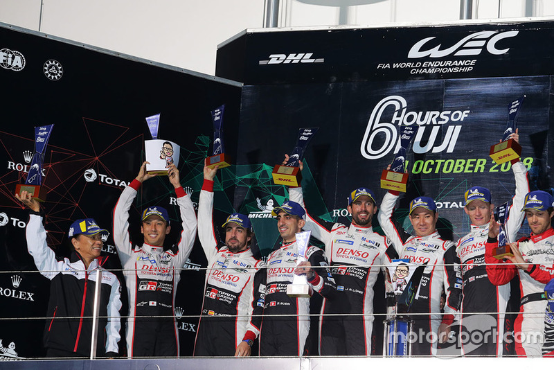 Podio LMP1: vincitori Mike Conway, Kamui Kobayashi, Jose Maria Lopez, Toyota Gazoo Racing con Shigeki Tomoyama, President Gazoo Racing, second place Sebastien Buemi, Kazuki Nakajima, Fernando Alonso, Toyota Gazoo Racing