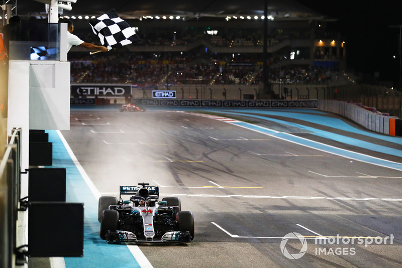 Lewis Hamilton, Mercedes AMG F1 W09 EQ Power +, toma la bandera a cuadros para ganar la carrera de Sebastian Vettel, Ferrari SF71H
