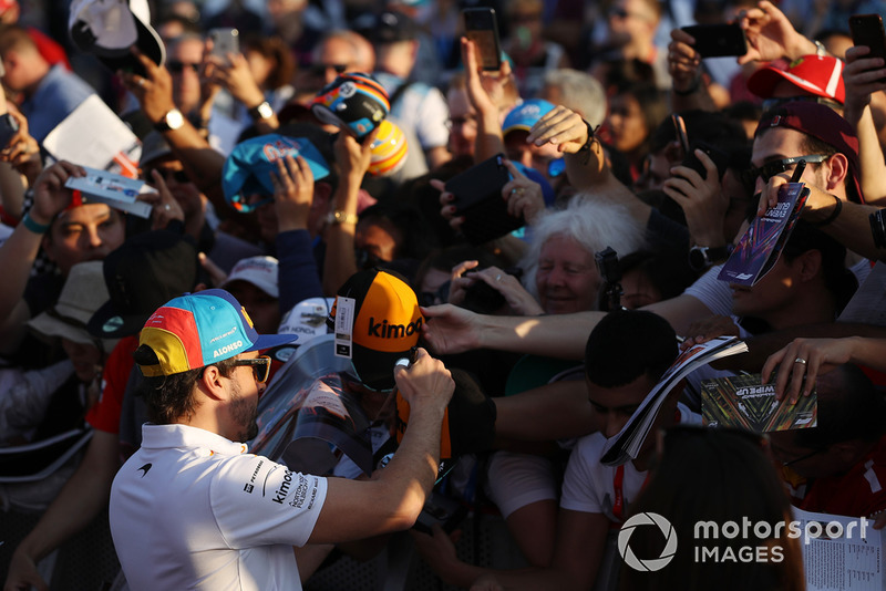 Fernando Alonso, McLaren firma autógrafos para los aficionados.
