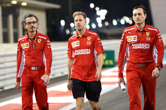 Sebastian Vettel, Ferrari parcourt la piste à pied avec Laurent Mekies, Ferrari et Riccardo Adami, ingénieur de course de Ferrari