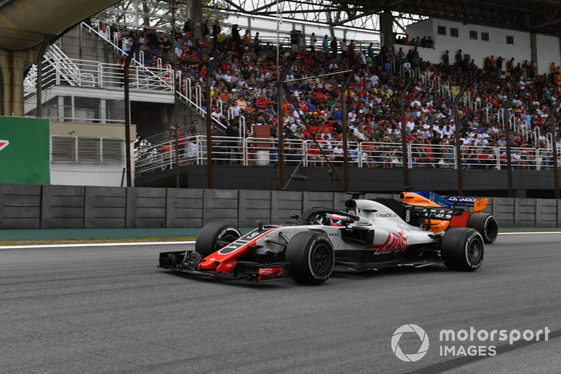 Ромен Грожан, Haas F1 Team VF-18 та Фернандо Алонсо, McLaren MCL33