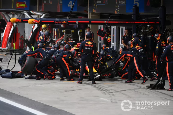 Max Verstappen, Red Bull Racing RB14 pit stop