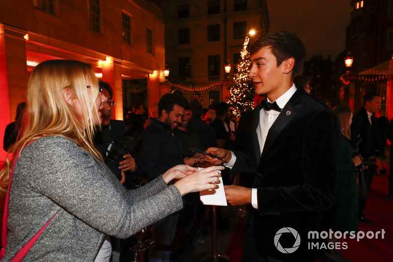 George Russell firma un autografo a una tifosa