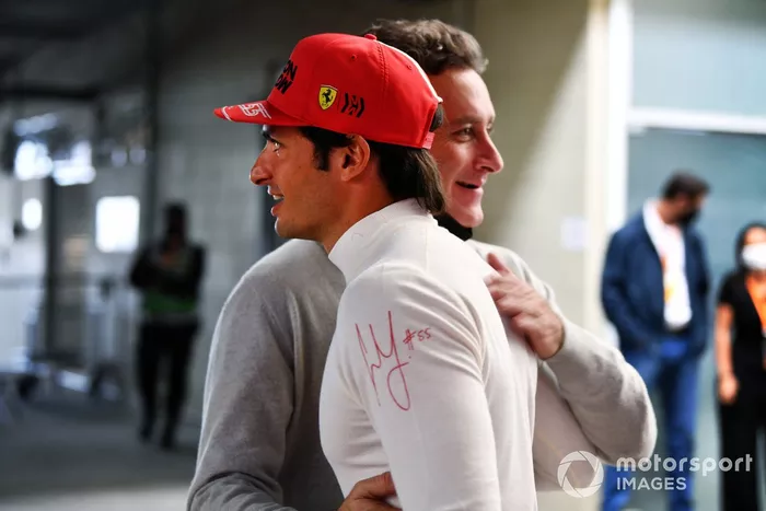 Carlos Sainz Jr, Ferrari, con Alejandro Agag