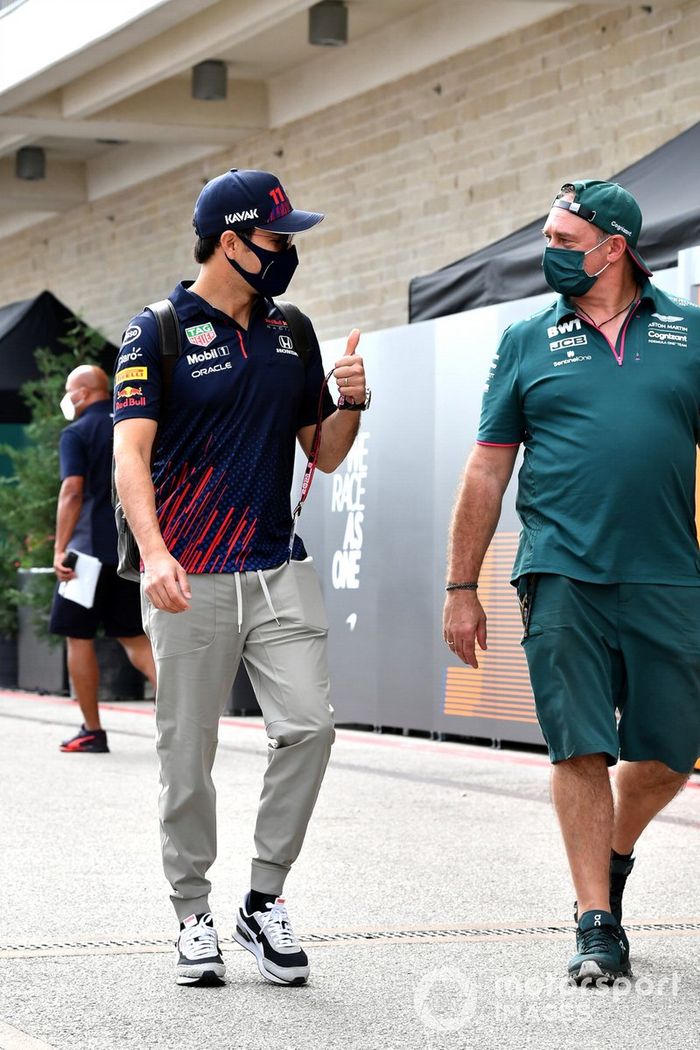 Sergio Pérez, de Red Bull Racing, habla con un miembro del equipo Aston Martin
