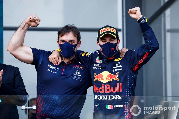 Podio: ganador de la carrera Sergio Pérez, Red Bull Racing