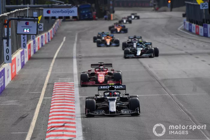 Pierre Gasly, AlphaTauri AT02, Charles Leclerc, Ferrari SF21, Sebastian Vettel, Aston Martin AMR21