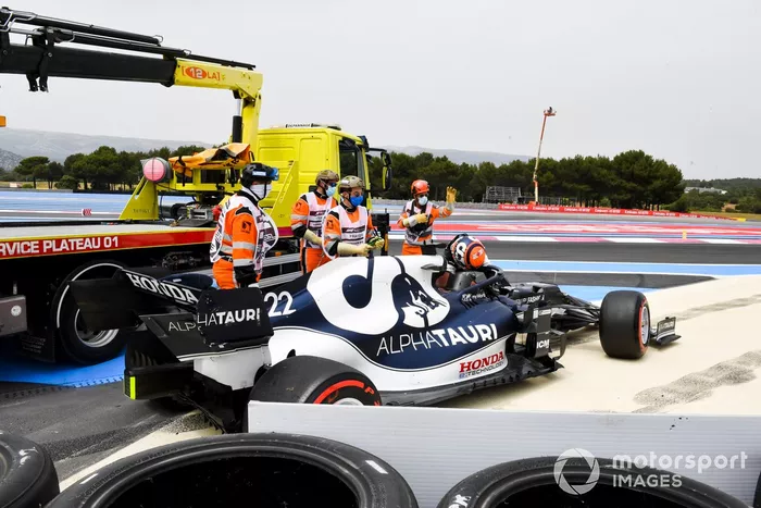 Yuki Tsunoda, AlphaTauri AT02, es asistido por los oficiales de pista tras estrellarse en la Q1
