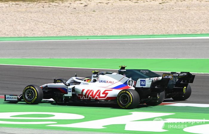 Mick Schumacher, Haas VF-21, Sebastian Vettel, Aston Martin AMR21